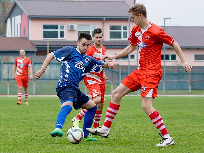Fotbalisté 1. FCV Přerov (v modrém) proti Hněvotínu
