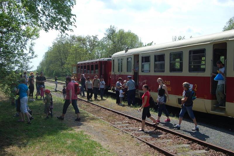 Na blízkém vlakovém nádraží jezdil na trase z Tovačova do Kojetína speciální historický vlak „Singrovka“ s přípojným vozem Blm s dřevěnými sedadly.