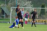 Fotbalisté Kozlovic (v černém) zvítězili 1:0 nad domácím SK Hranice.