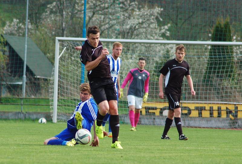 Fotbalisté Kozlovic (v černém) zvítězili 1:0 nad domácím SK Hranice.