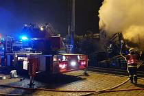 Hasiči zasahují u požáru v Tovární ulici v Přerově, 15. října 2021