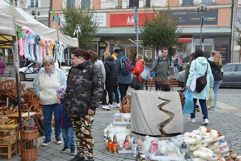 Dušičkové vazby, ale i med, sýry, uzeniny a spoustu dalších věcí si mohli ve čtvrtek koupit lidé na letošních posledních farmářských trzích v Přerově. Konaly se na Masarykově náměstí.