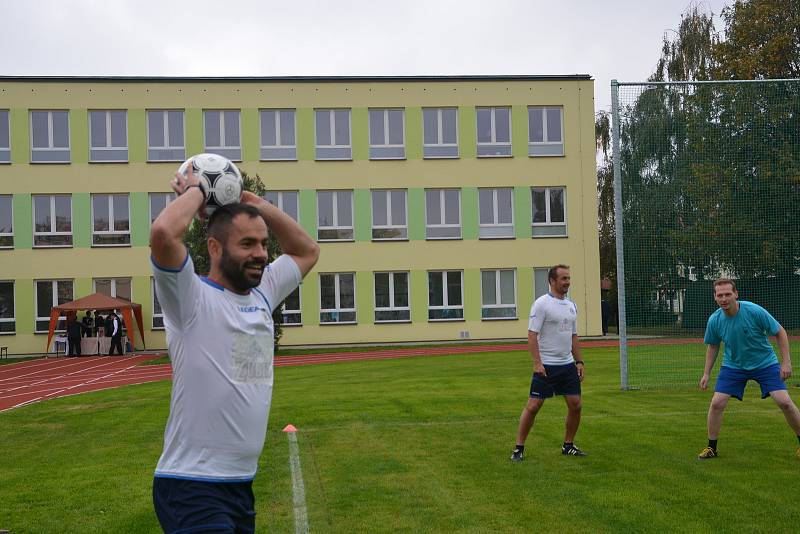 Nové sportoviště na Základní škole Za mlýnem pokřtili v pátek společným zápasem přerovští radní a fotbalové legendy.