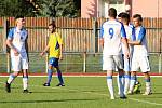 Úvodní kolo divize E nabídlo derby v Přerově mezi domácí Viktorkou (v bílém) a Kozlovicemi.