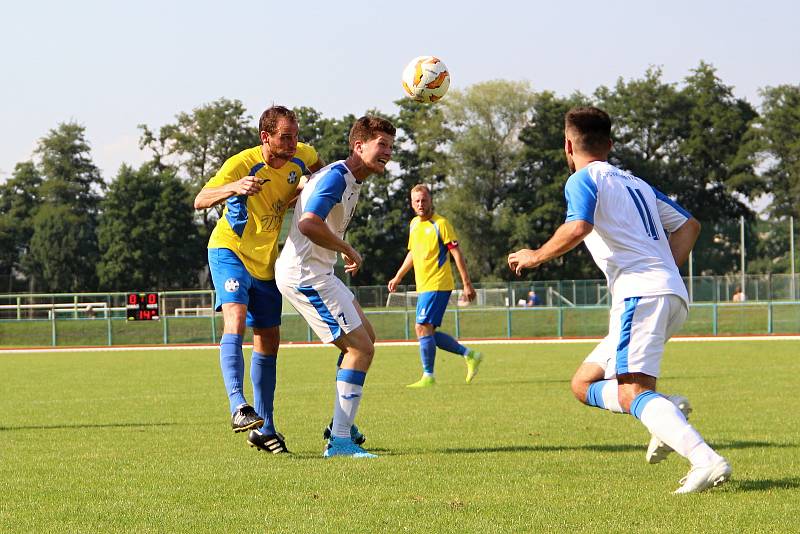 Úvodní kolo divize E nabídlo derby v Přerově mezi domácí Viktorkou (v bílém) a Kozlovicemi.