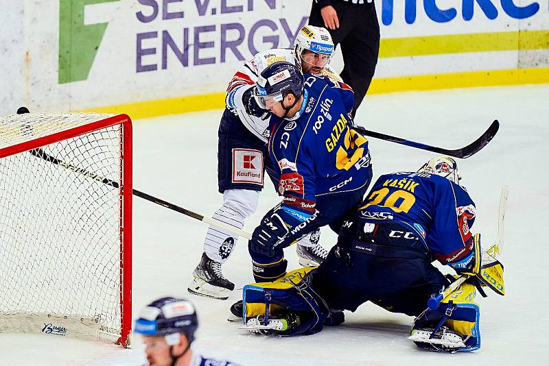 Hokejisté Zlína (modré dresy) v nedělním důležitém zápase vyzvali Kladno.