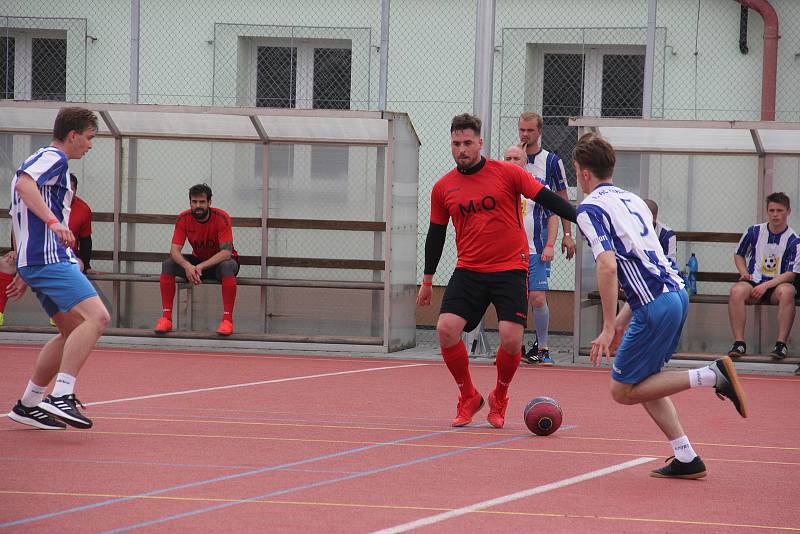 Sportovní událost roku. Tak pořadatelé pojmenovali exhibiční klání mezi kokorskými fotbalisty a hokejisty.