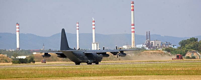 Lockheed C-130 Hercules na letišti v Bochoři v roce 2015