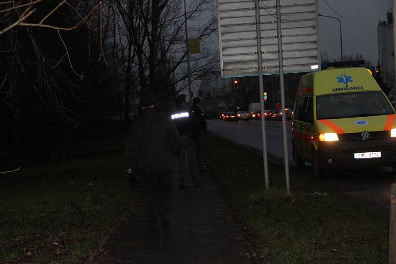 Mrtvola bezdomovce byla nalezena v sobotu odpoledne v lesíku poblíž frekventované silnice u Lidlu v Přerově.