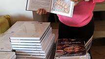 Uchovat recepty našich babiček pro příští generace se rozhodly dvě mladé ženy z Hradčan na Přerovsku - Olga Navrátilová a Martina Žákovská. Posbíraly mezi místními hospodyňkami na 130 rodinných receptů, které vyšly knižně.