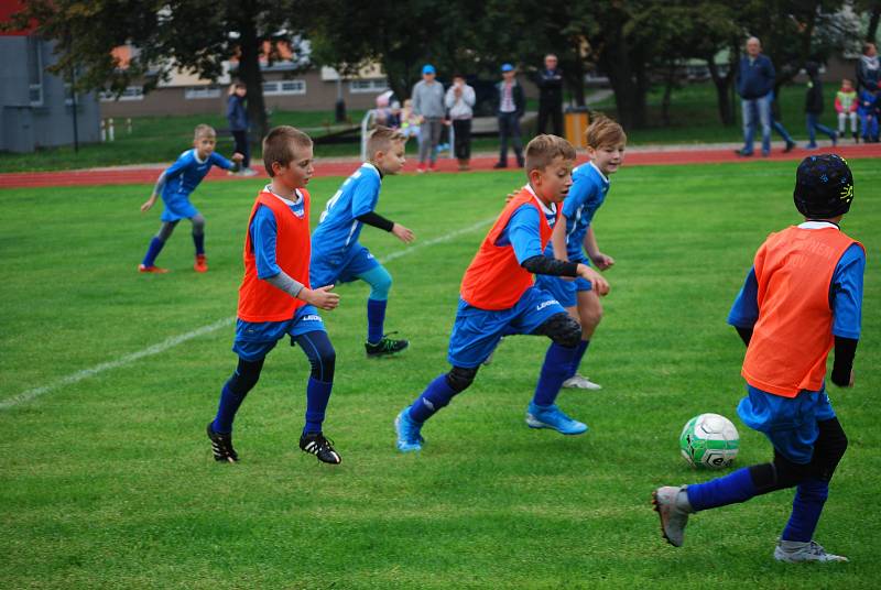 Součástí slavnostního otevření nového sportoviště na Základní škole Za mlýnem v Přerově bylo i fotbalové utkání. Na pažitu si to rozdali přerovští radní s fotbalovými osobnostmi, které prošly školou.