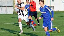 Fotbalisté Želatovic (v pruhovaném) v derby s Tatranem Všechovice. Foto: Pavel Hrdlička