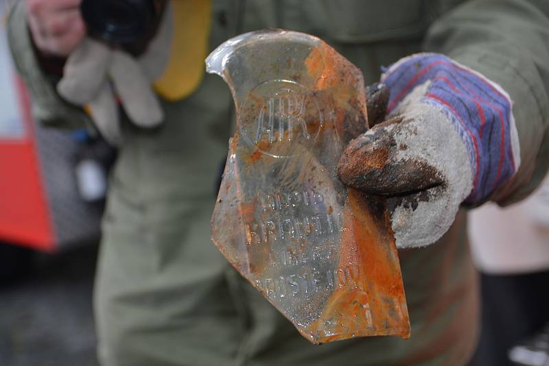 Přerovští dobrovolní hasiči v sobotu odčerpávali vodu z historické studny na Horním náměstí. Spolu s archeology prozkoumávali její dno.