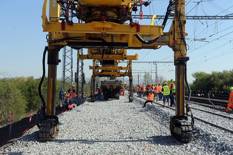 Modernizace železniční trati u Prosenic, instalace unikátní výhybky umožní zvýšení rychlosti vlaků až na 160 km/h