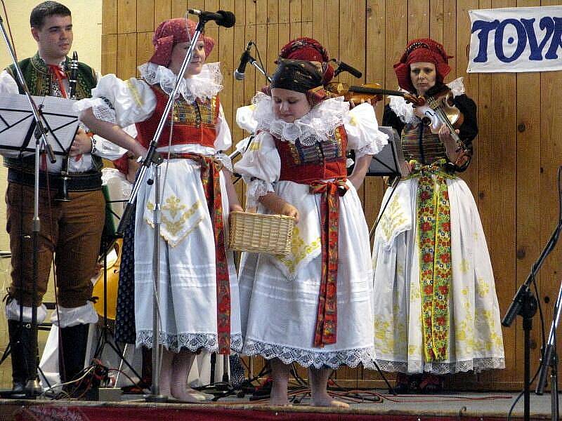 Soutěžní přehlídku dětských folklorních souborů Tovačovské fěrtóšek pořádali v sobotu 26.3.2011 odpoledne ve sportovní hale v Tovačově. Zúčastnilo se jí devět souborů.