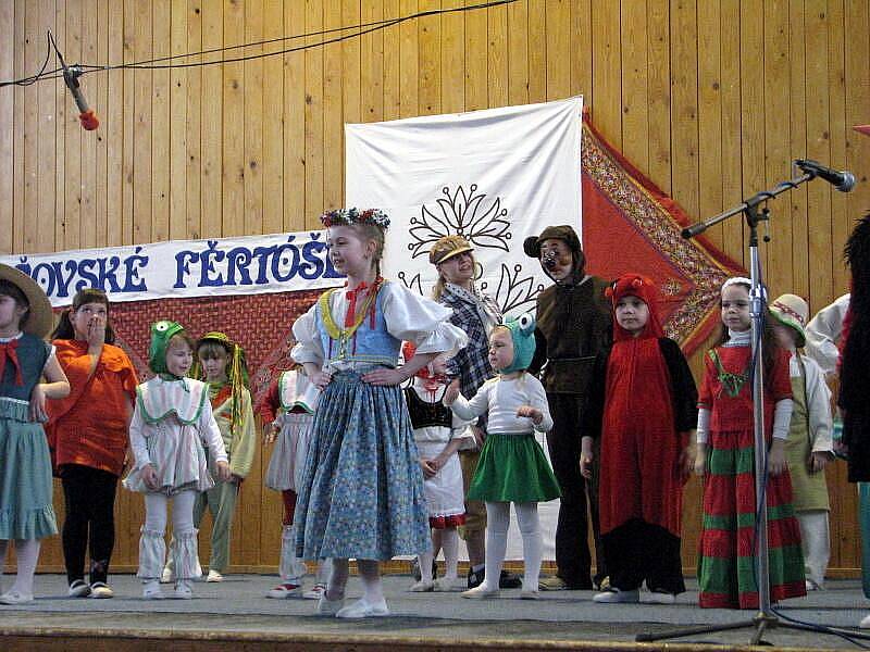 Soutěžní přehlídku dětských folklorních souborů Tovačovské fěrtóšek pořádali v sobotu 26.3.2011 odpoledne ve sportovní hale v Tovačově. Zúčastnilo se jí devět souborů.