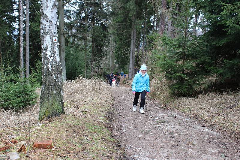 V rozhledně funguje i občerstvení, kde zájemci mohou nakoupit buřty nebo klobásu k opečení, vyjít na vyhlídkovou plošinu a rozhlédnout se po krajině a také si oddechnout v teple.