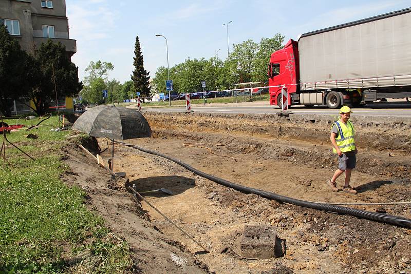 Dělníci, kteří pracují na stavbě průpichu na křižovatce ulic Komenského - Velké Novosady - Kojetínská v Přerově, narazili na původní dlažbu. 12. 5. 2022