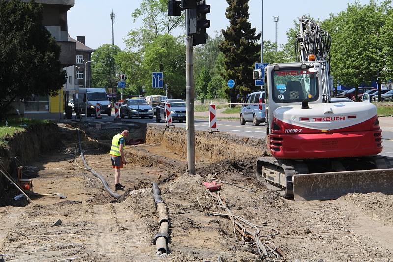 Dělníci, kteří pracují na stavbě průpichu na křižovatce ulic Komenského - Velké Novosady - Kojetínská v Přerově, narazili na původní dlažbu. 12. 5. 2022