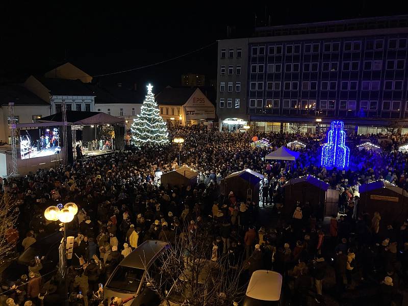 Rozsvícení vánočního stromku na Masarykově náměstí v Přerově v roce 2022.
