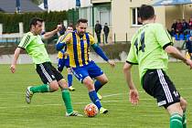 Fotbalisté Kozlovic (v pruhovaném) remizovali s Jeseníkem 2:2.