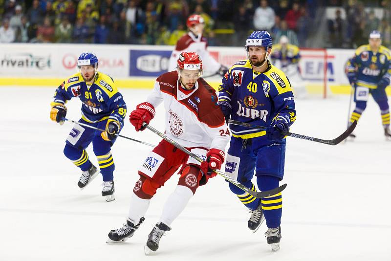 Hokejisté HC Zubr Přerov (v modrém) proti Frýdku-Místku (1:3).