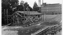 Přerovské veslování slaví 90 let. Stavba loděnice u Železničního mostu v roce 1939.