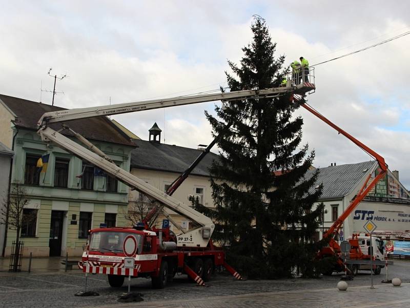 Instalace dřevěných stánků a zdobení vánočního stromu v Přerově