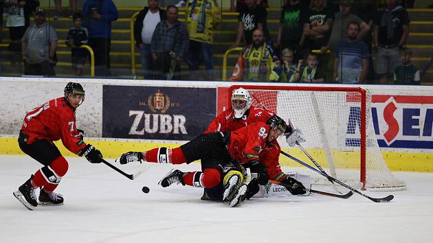 Hokejisté Přerova v domácí premiéře porazili Znojmo 3:2.
