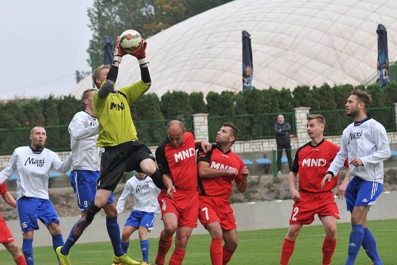 Fotbalisté Kozlovic (v bílém) v utkání s Hodonínem