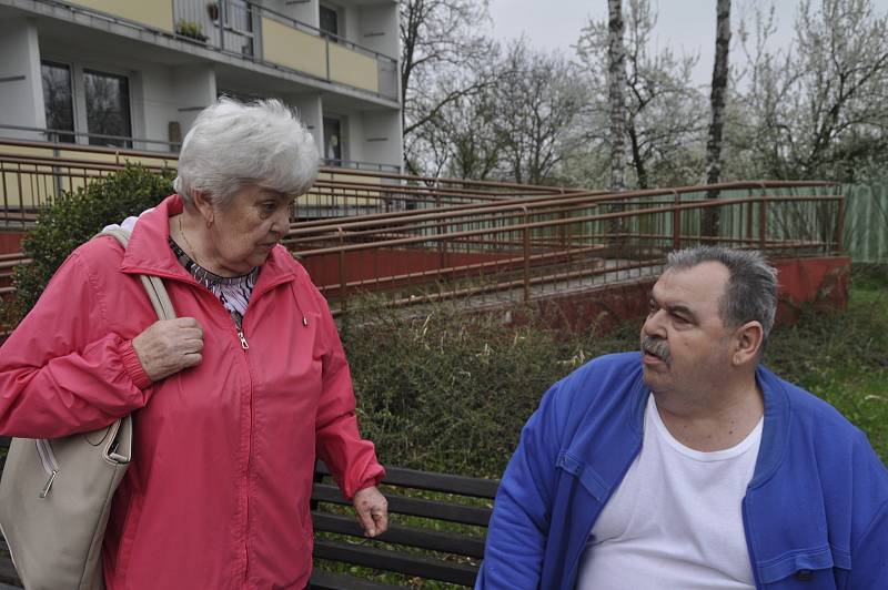 Obyvatelé Domu s pečovatelskou službou v Tyršově ulici v Předmostí u Přerova už dvanáct let bojují za novou zastávku, ke které by to měli blíže než dosud. Město na jejich požadavek konečně kývlo.