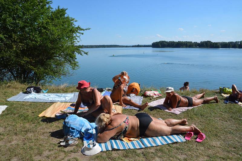 První prázdninovou sezonu si letos užívají lidé na "Tovačovské riviéře", která vznikla po úpravě břehů Annínského jezera. 3. srpna 2022