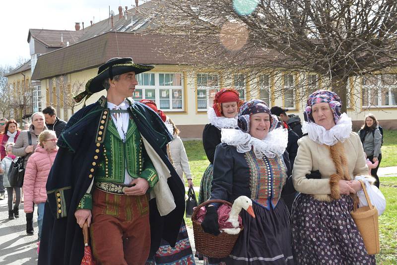 Vhozením smrtky do řeky Bečvy se děti z Folklorního souboru Trávníček rozloučily se zimou. Tradiční vynášení smrtky přilákalo v neděli dopoledne do centra Přerova davy lidí.