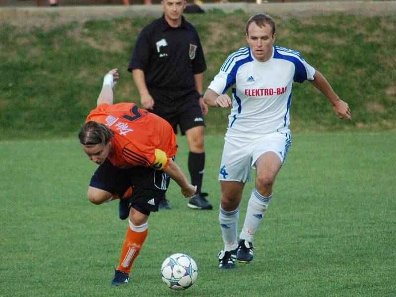 Kozlovice (v oranžovém) proti Dolanům