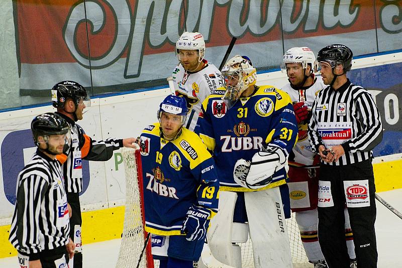 Přerovští hokejisté porazili v derby Prostějov (v bílém) 2:0