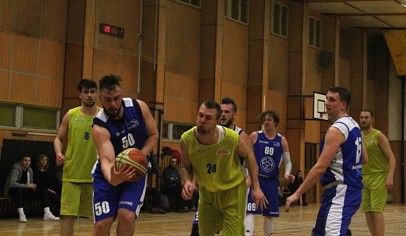 Basketbalisté Lipníku nad Bečvou (ve žlutém) proti BK Hladnov.