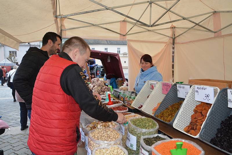 Dušičkové vazby, ale i med, sýry, uzeniny a spoustu dalších věcí si mohli ve čtvrtek koupit lidé na letošních posledních farmářských trzích v Přerově. Konaly se na Masarykově náměstí.