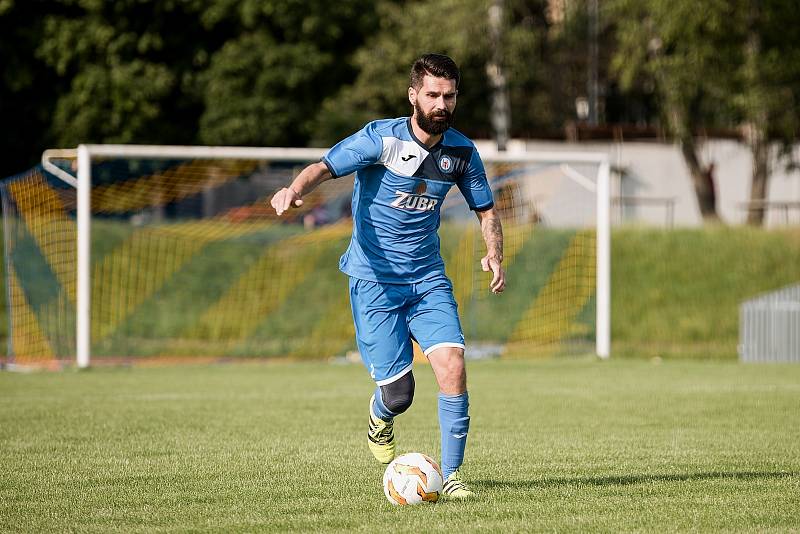 Fotbalisté Přerova (v modrém) v přípravném utkání s SK Lipová (3:4). Petr Bogdaň