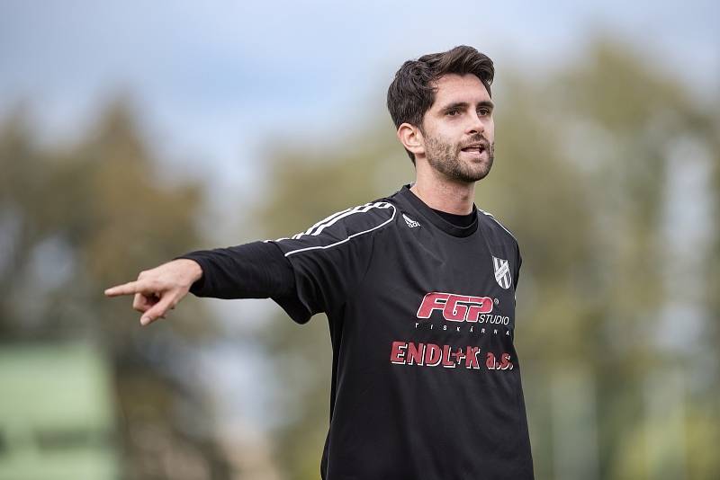 Fotbalisté Přerova (v bílém) porazili 1. HFK Olomouc. Martin Kotůlek