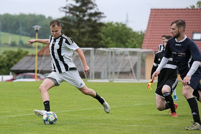 Fotbalisté Beňova v přátelském utkání s Želatovicemi (v pruhovaném).