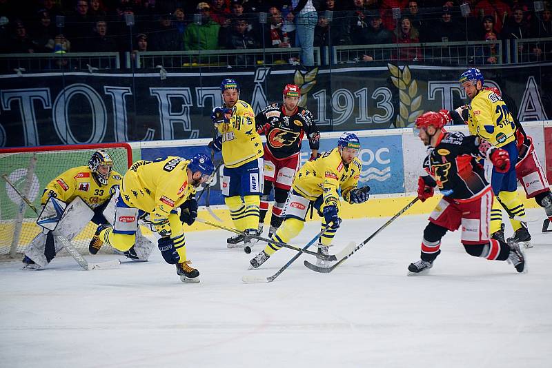 Hokejisté Přerova (ve žlutém) proti Prostějovu (4:2).