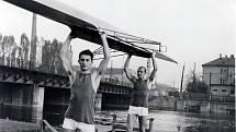 Přerovské veslování slaví 90 let. Dvojka bez kormidelníka Strycharski, Horáček jde z tréninku v roce 1961.
