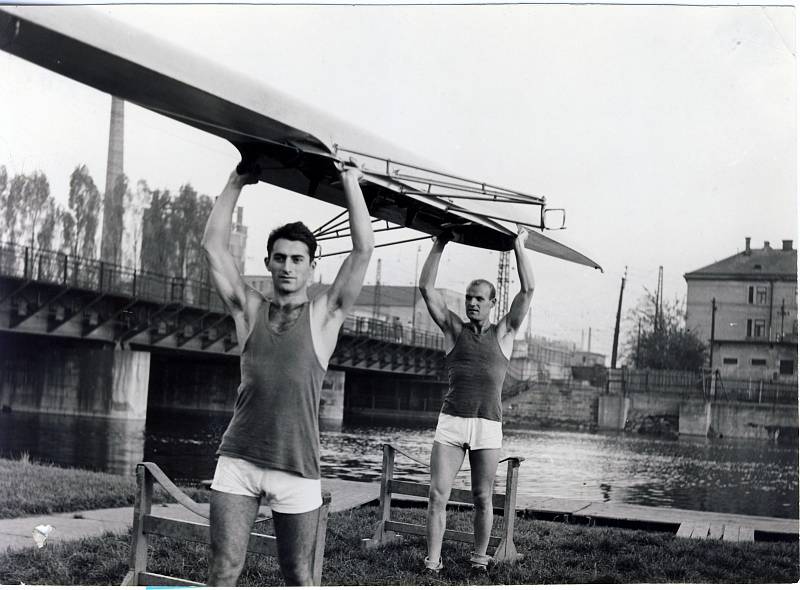 Přerovské veslování slaví 90 let. Dvojka bez kormidelníka Strycharski, Horáček jde z tréninku v roce 1961.