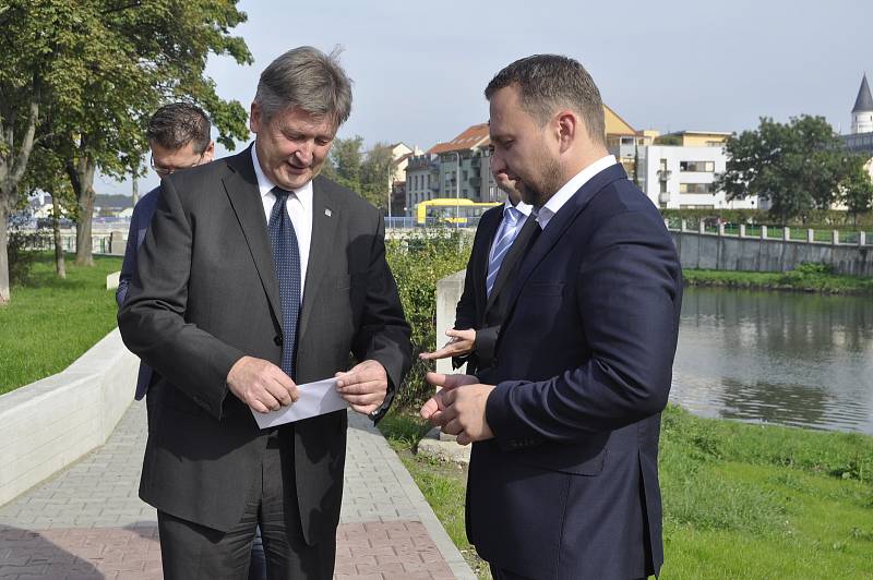 Novou protipovodňovou zídku na nábřeží Edvarda Beneše v Přerově slavnostně "pokřtili" ministr zemědělství Marian Jurečka, zástupci Povodí Moravy, vedení města a zhotovitele.