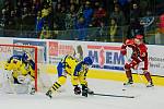 Hokejisté Přerova (ve žlutém) po prodloužení porazili Frýdek-Místek 2:1. 