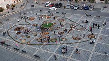 Centrální Masarykovo náměstí v Přerově zdobí přírodní koberec - jeho hlavním motivem je letos třicáté výročí sametové revoluce - proto má tvar srdce.