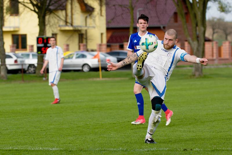 Fotbalisté Všechovic (v modrém) v domácím utkání proti 1. FC Viktorie Přerov.