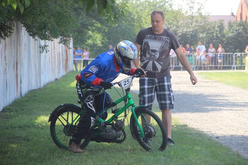 Burácení mopedů a fichtlů se ozývalo v sobotu 23. července Radslavicemi na Přerovsku, kde se konal tradiční závod Žhavé rozety.