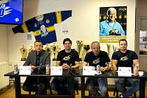 Tisková konference hokejistů HC Zubr Přerov k iniciativě Všeci za MEO. Kromě jednatele Zubrů Tomáše Pluháčka se k situaci vyjadřovali sportovní manažer a hlavní trenér Michal Mikeska, marketingový manažer Jiří Burian a primátor města Přerova Petr Vrána.