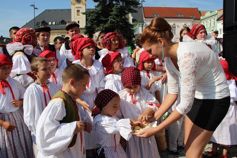 Velkolepý krojovaný průvod Hanáků s Ječmínkovou jízdou králů prošel v neděli ráno ulicemi Kojetína. Město celý víkend žilo tradičními hody.